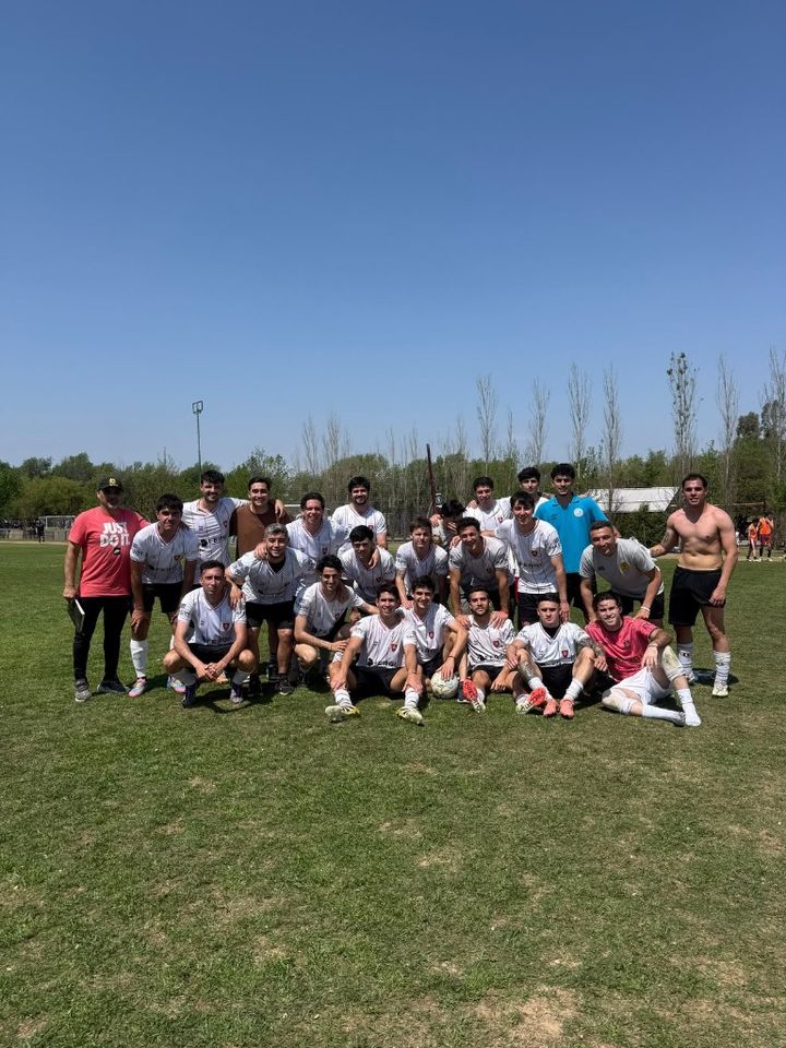 Plantel de El Pasaje posando en la cancha